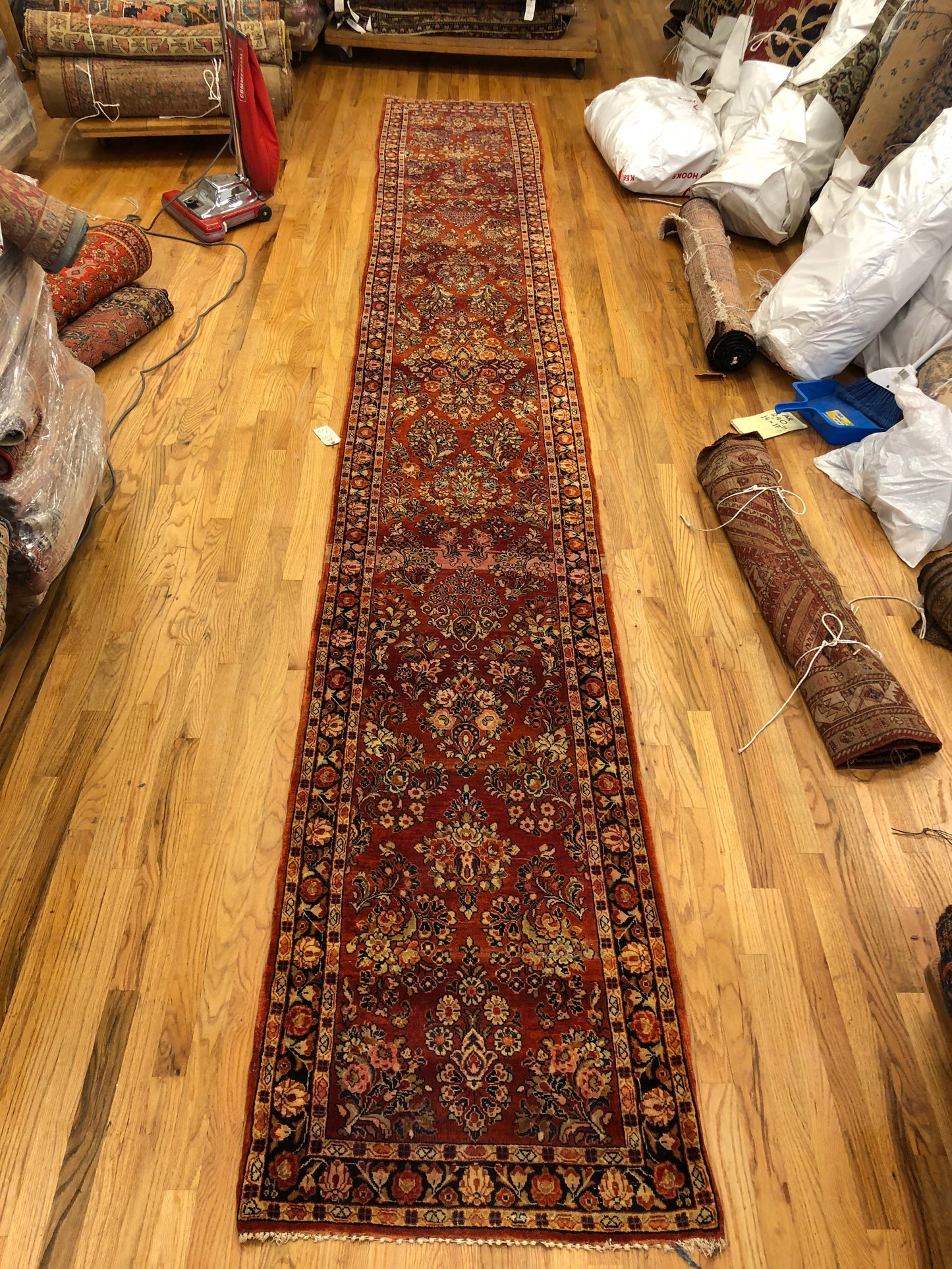 Sarouk 2'7 x 17'11 - Runner (ca.1910) Handmade